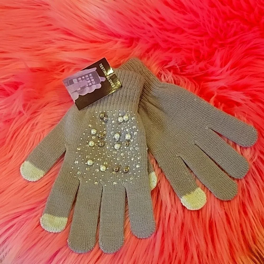 TEXTING pretty gloves